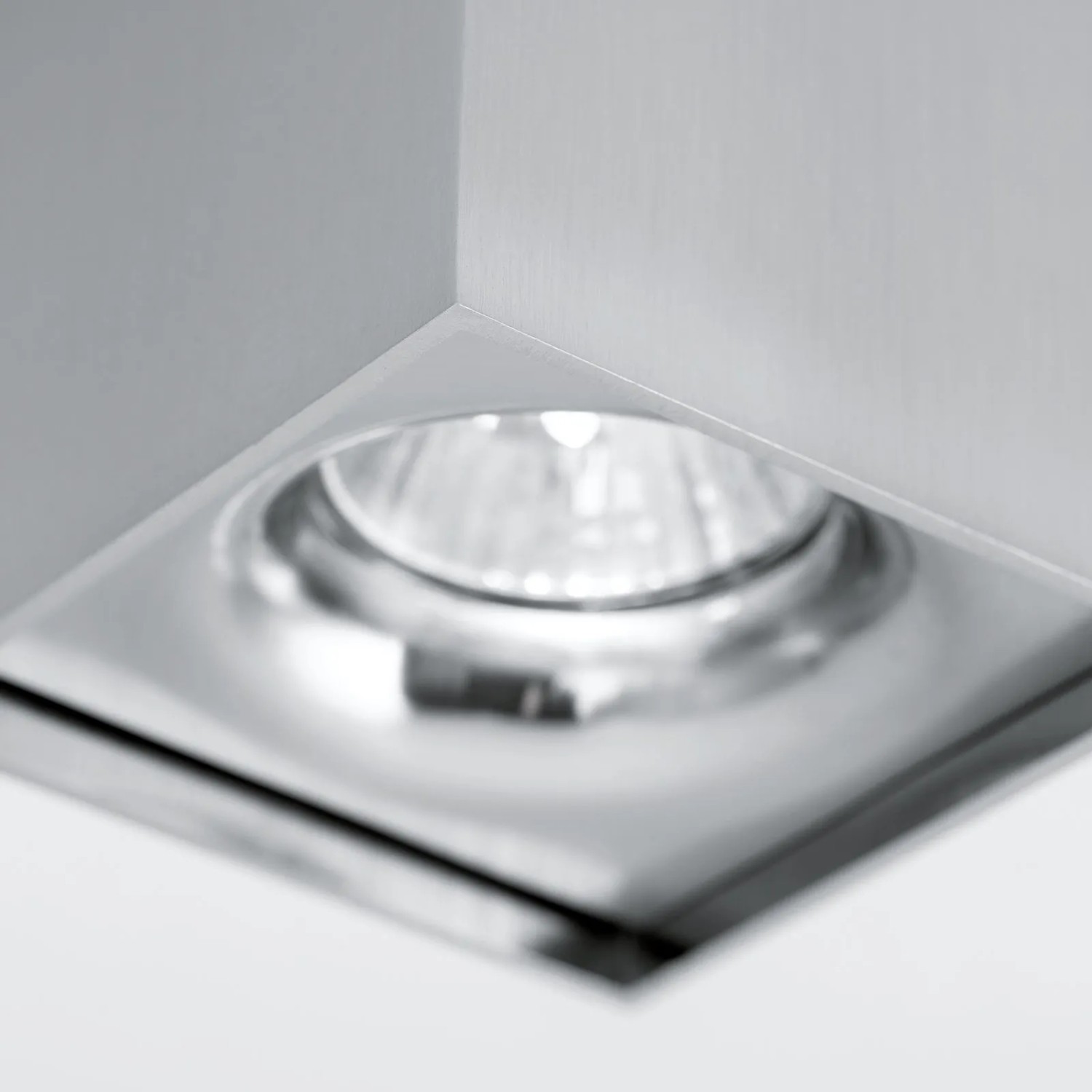 Quadratischer Orion Starlight Aufbaustrahler in Satin-Nickel Optik mit GU10 Fassung.