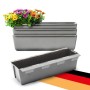 4 graue rechteckige Paletten Blumenkästen mit Hängesystem, einer bepflanzt mit bunten Blumen. Ideal für Europaletten.