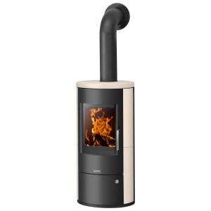 Justus Austin 5 Kaminofen in Creme/Schwarz mit Kalkstein-Verkleidung und brennendem Feuer.