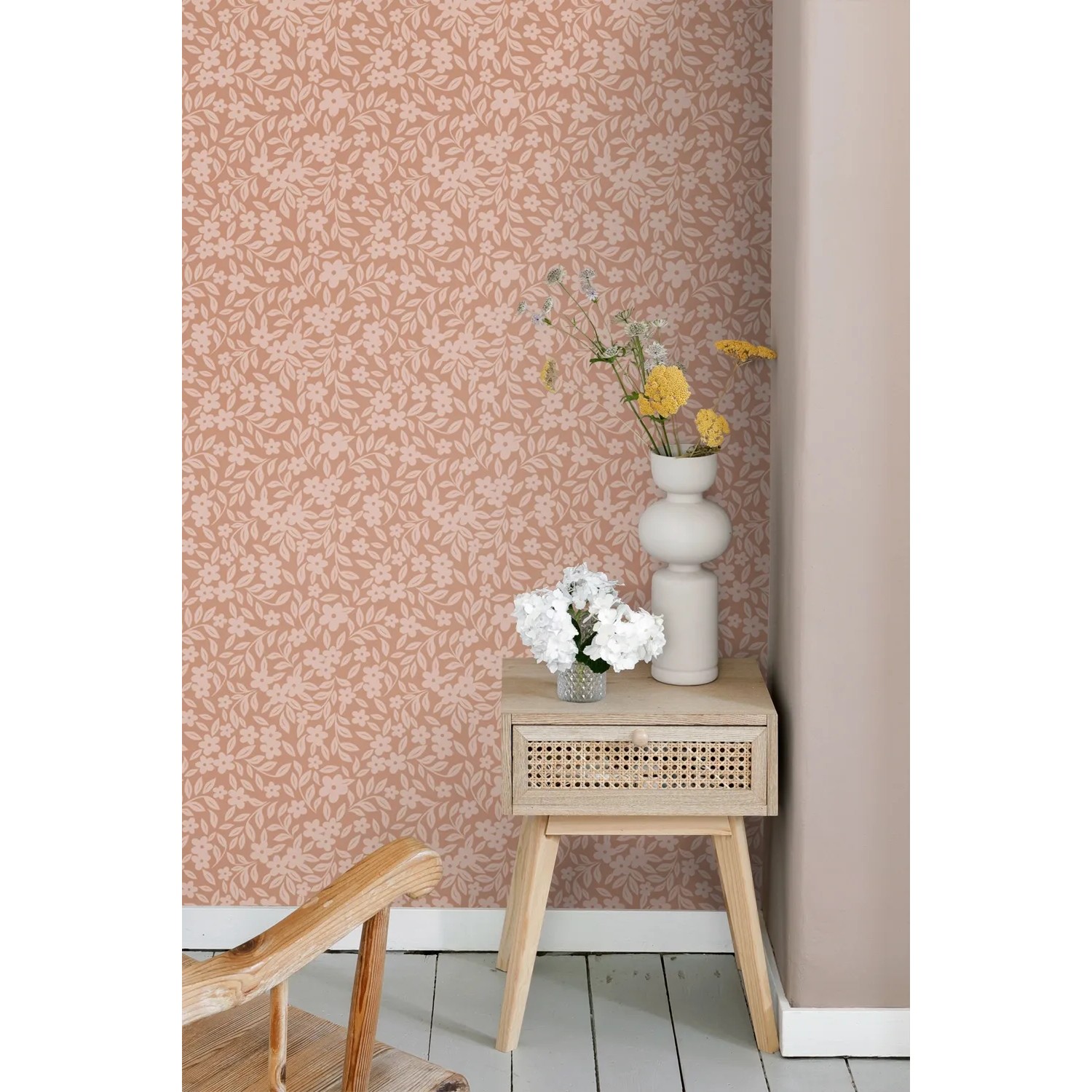 ESTAhome Vliestapete mit Blumenmuster in Terrakottarosa, 50x900cm. Dekorative Tapete für stilvolle Wände.
