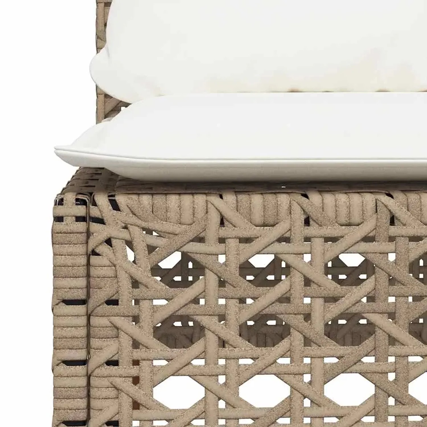 Detailaufnahme: Beige Garten-Sofagarnitur aus Rattan mit weißen Kissen. Gartenmöbel für Terrasse und Garten.