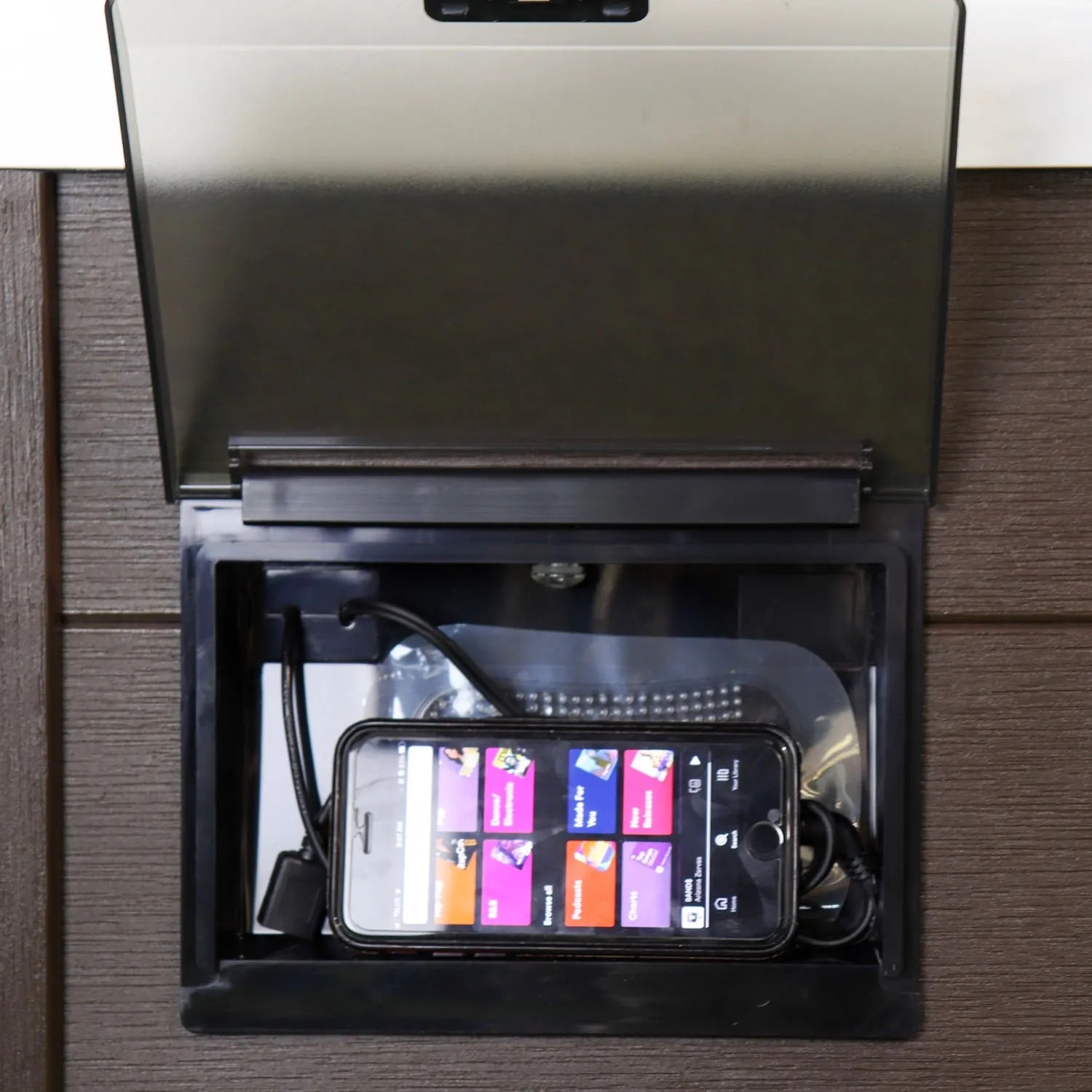 Detailaufnahme: Wasserdichtes Fach mit Smartphone im Canadian Spa Whirlpool ThunderBay.