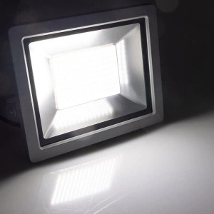 ChiliTec LED Fluter CTF-SLT 99 aus Aluminium, strahlt helles Tageslicht ab. Weiße Lichtreflexion auf Fläche.