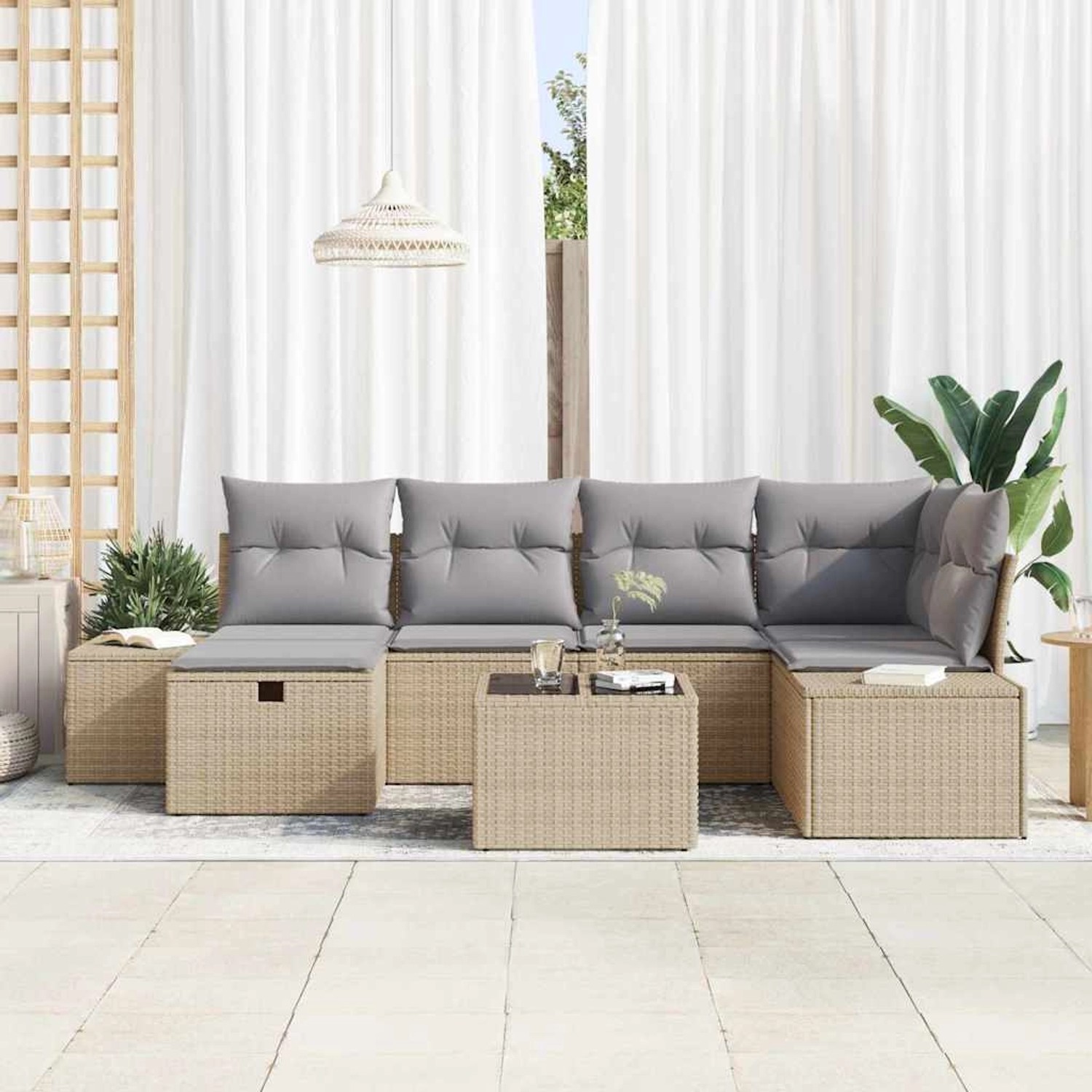 7-teiliges Garten-Sofa-Set aus beigem Rattan mit grauen Kissen und Stauraum.