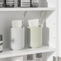 Detailaufnahme: Weißer SoBuy Spiegelschrank (BZR55-W) mit Lamellentür, Ablage mit Badutensilien.
