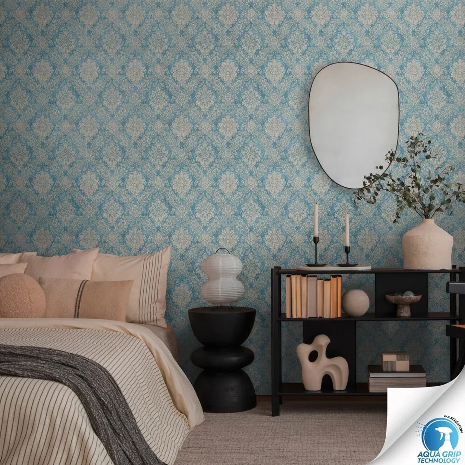 A.S. Création Vliestapete mit blau-beigen Ornamenten im Schlafzimmer. Dekorative Tapete mit einfacher Anbringung.