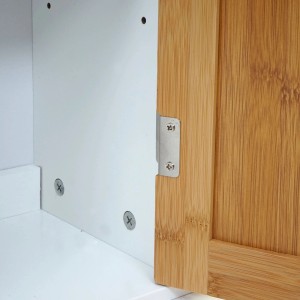 Detailaufnahme: Bambus Badschrank/Kommode A85, weiße Innenseite, silberne Beschläge.