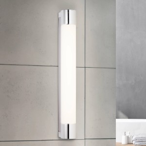 Moderne LED-Wandleuchte Horace in Weiß/Chrom mit Steckdose für Bad und Flur.