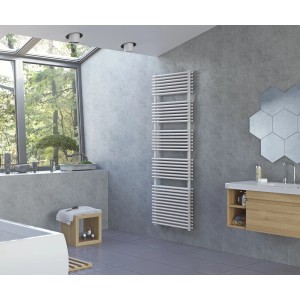 Weißer Ximax Badheizkörper Tec Duplex (1838x600) an grauer Wand im Badezimmer.
