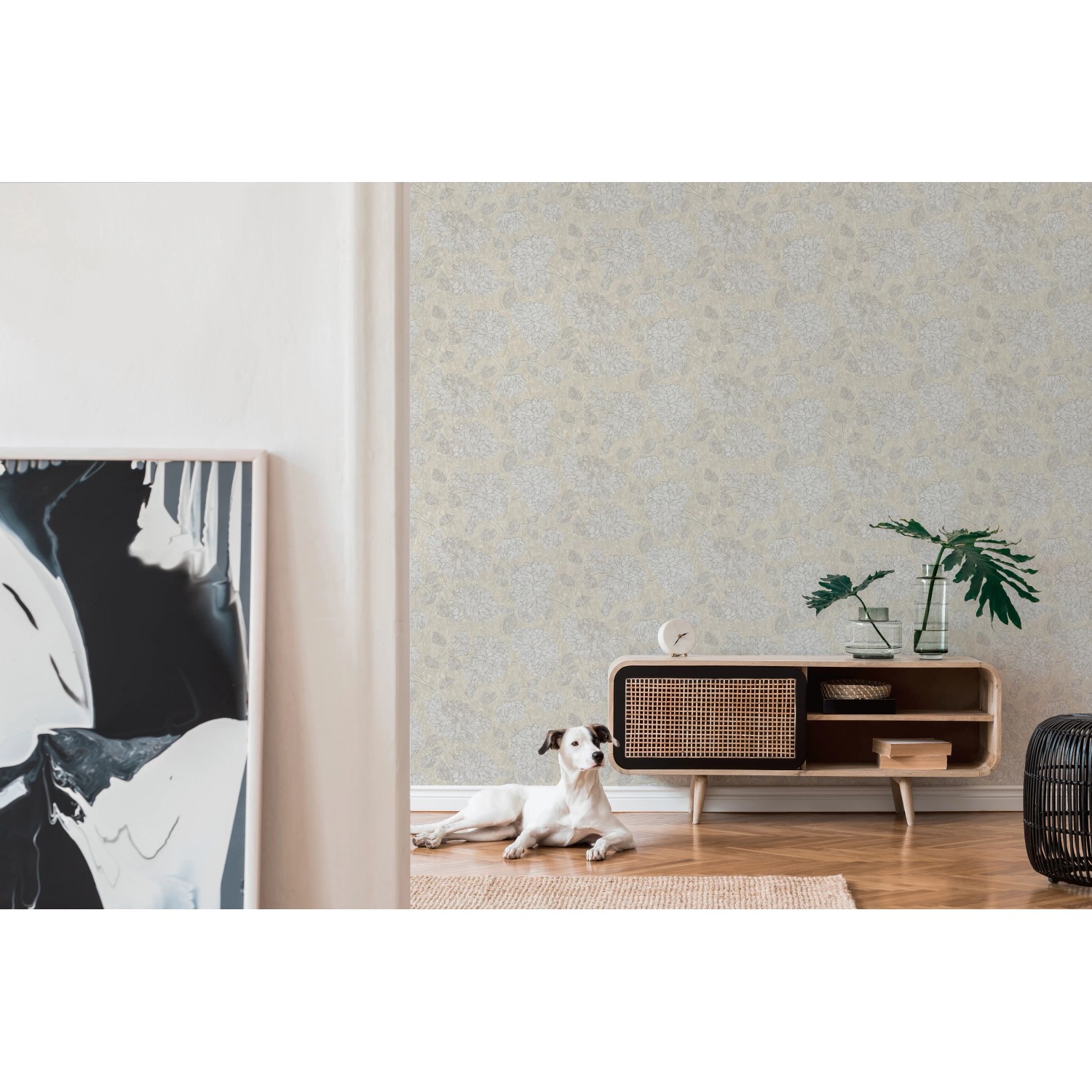 A.S. Création Vliestapete Blumen Beige-Weiß im Wohnraum mit Hund und Kommode.