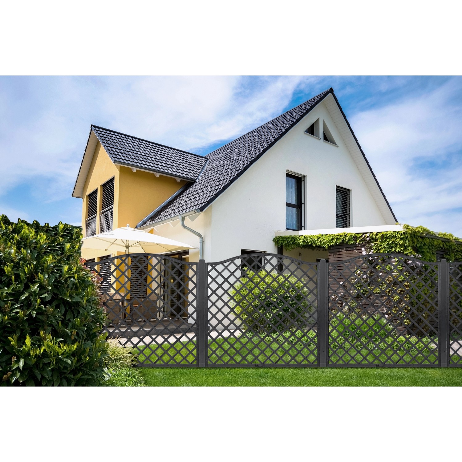 Anthrazitfarbener Sichtschutzzaun Nancy, 180x120 cm, vor einem Haus mit Garten.