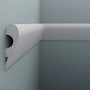 Weiße PROFHOME Friesleiste 151701, Zierleiste/Wandleiste (2m) an einer grauen Wand.