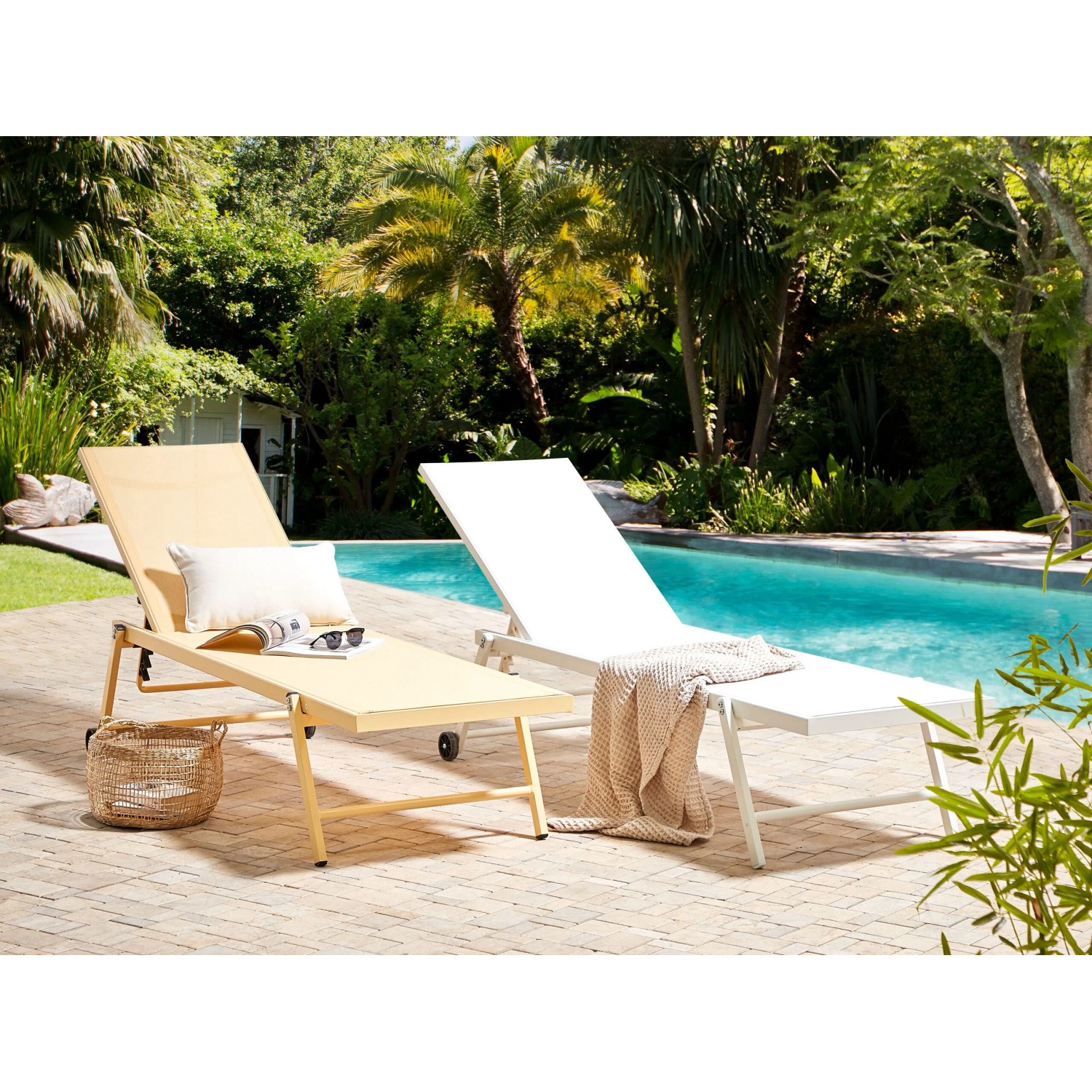 Weiße Beliani Gartenliege (65x198x107) mit verstellbarer Rückenlehne und Rollen vor Pool.