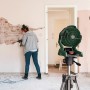 Bosch Akku-Ventilator UniversalFan 18V-1000 Solo im Einsatz auf Baustelle, montiert auf Stativ.