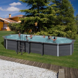 Ovaler Gre Composite Pool Avantgarde (804x386x124 cm) mit grauer Innenhülle und Leiter im Garten.