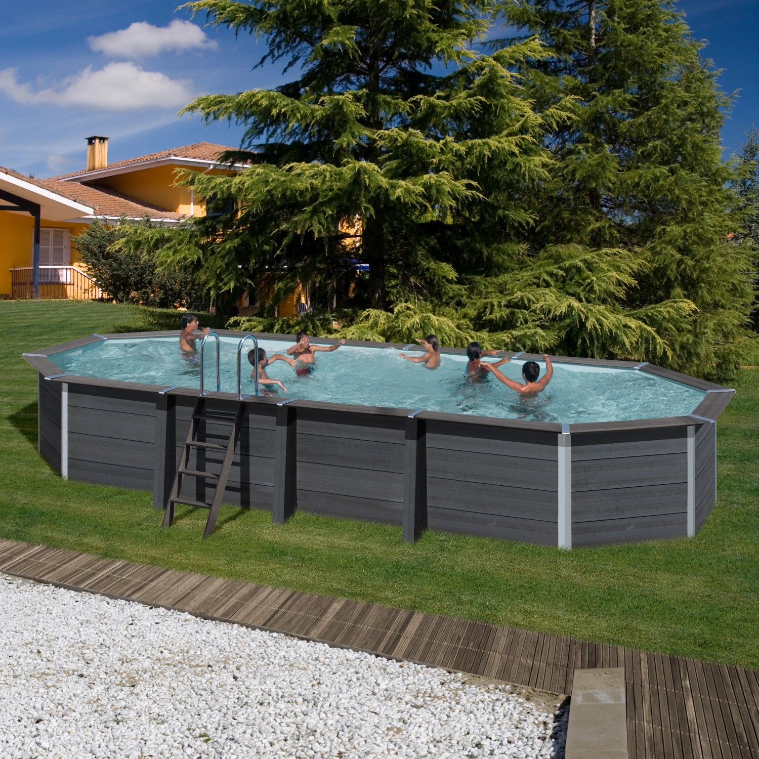 Ovaler Gre Composite Pool Avantgarde (804x386x124 cm) mit grauer Innenhülle und Leiter im Garten.