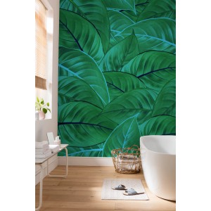 Komar Vlies Fototapete Jungle Leaves, 200x250 cm, mit üppigem, grünem Blätter-Motiv im Badezimmer.