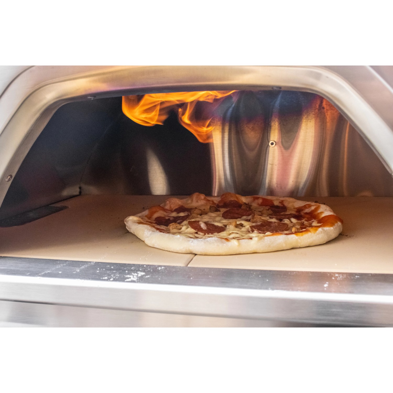 Buschbeck Pizzaofen X1 mit Pizza im Ofen unter Flammen.