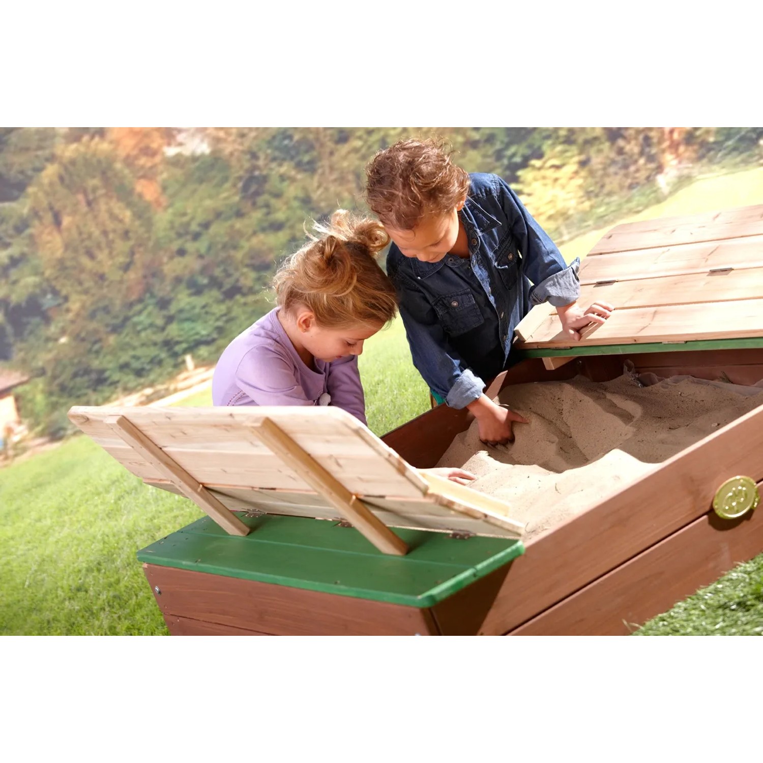 Axi Ella Sandkasten aus Holz, braun und grün, mit zwei spielenden Kindern.
