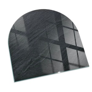 Halbkreisförmige, schwarze Glasplatte mit Naturstein-Optik für Kaminöfen als Bodenschutz.