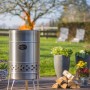 Feuerhand Pyron Feuertonne aus Edelstahl, 25 l, mit Feuer im Garten.