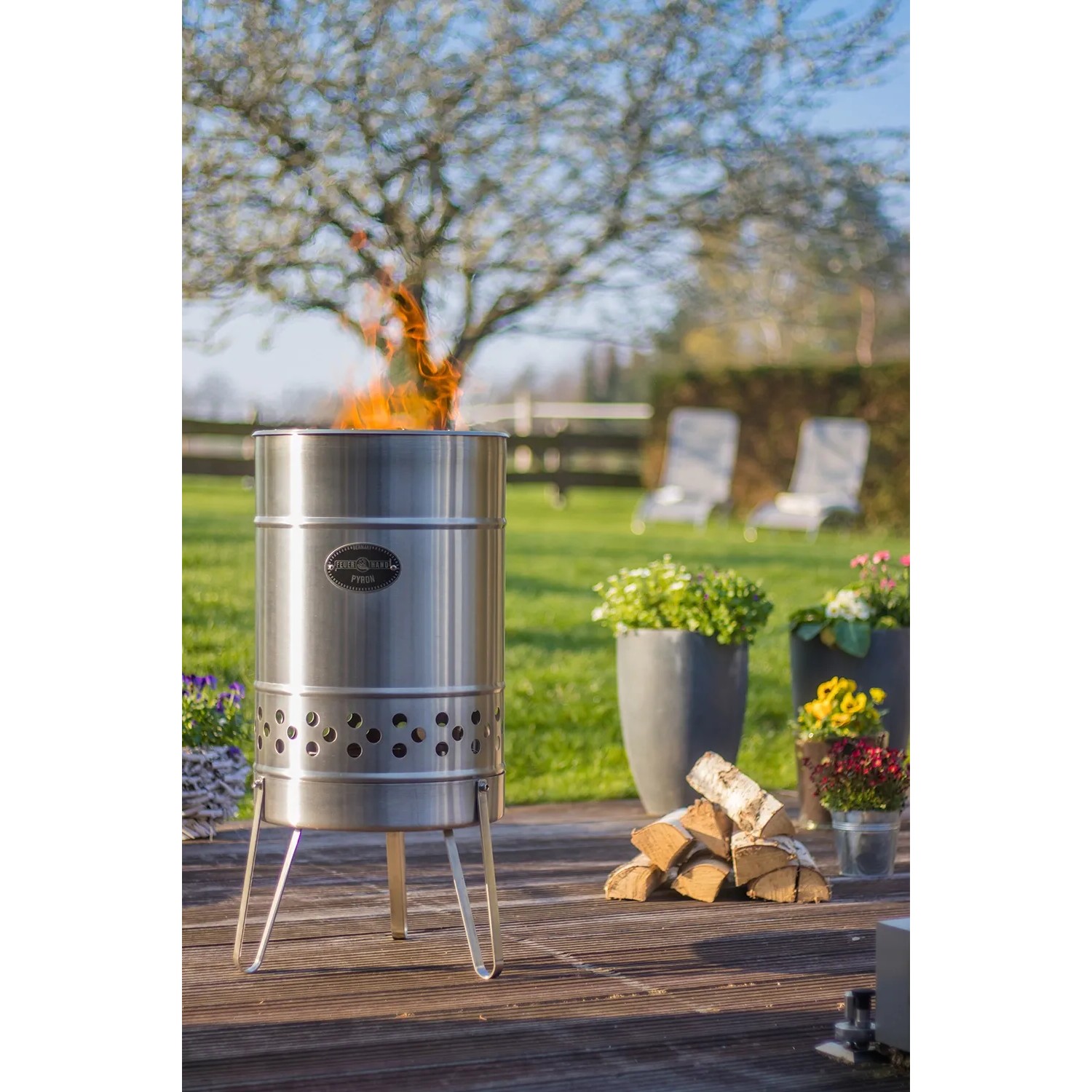 Feuerhand Pyron Feuertonne aus Edelstahl, 25 l, mit Feuer im Garten.