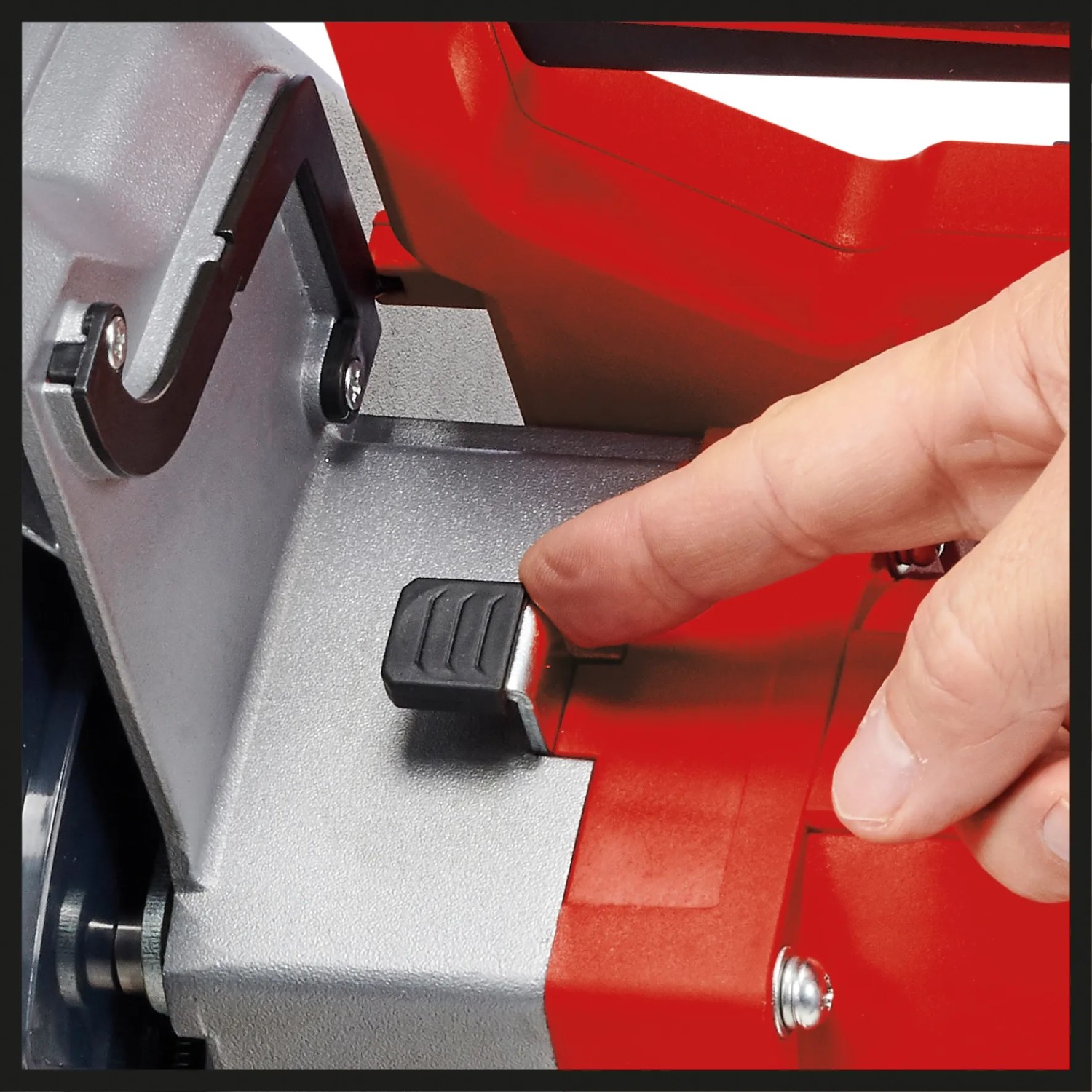 Detailaufnahme: Hand bedient Verriegelung der Einhell Zug-Kapp-Gehrungssäge TC-SM 254.