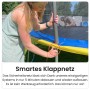 Zero Gravity Trampolin 305cm mit Klappnetz: Frau bedient Verschluss für schnellen Auf- und Abbau.