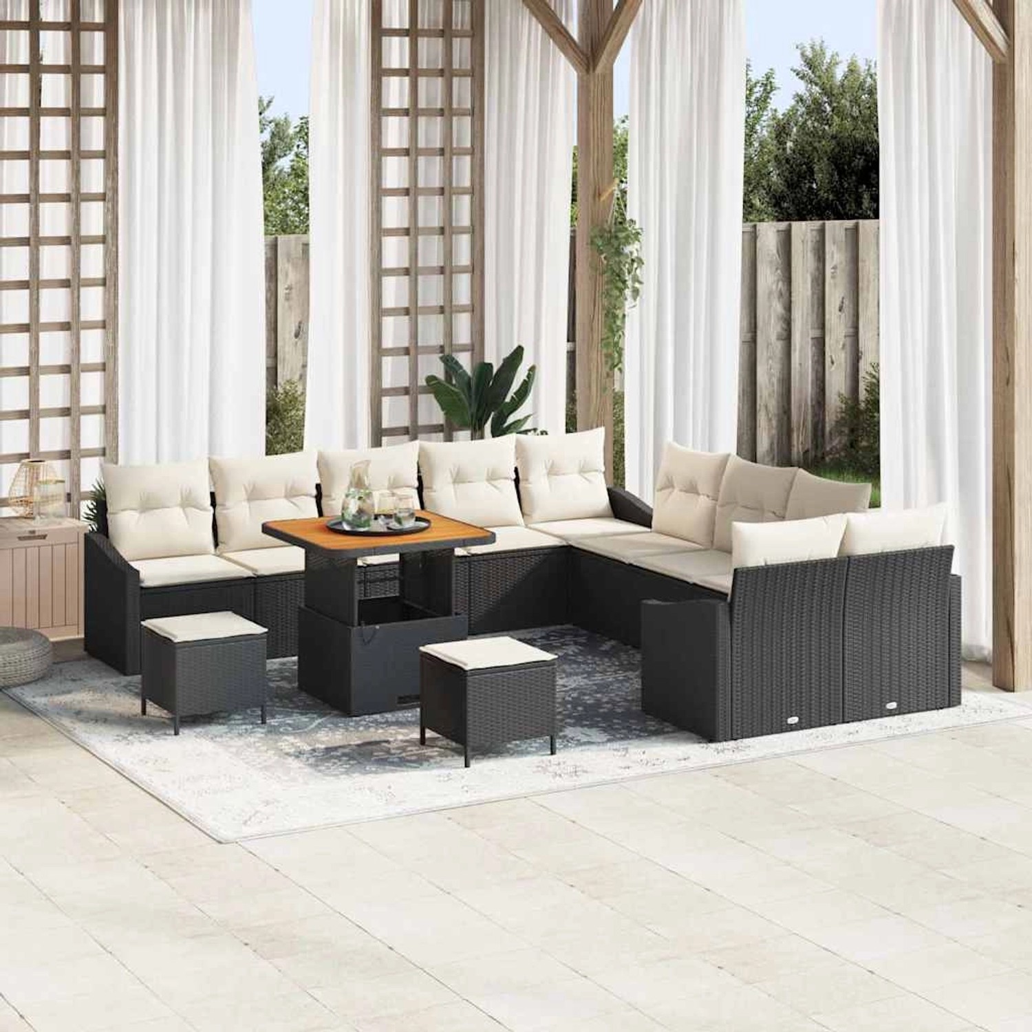 Schwarzes 13-teiliges vidaXL Garten-Sofa-Set aus Poly Rattan mit Tisch und Kissen.