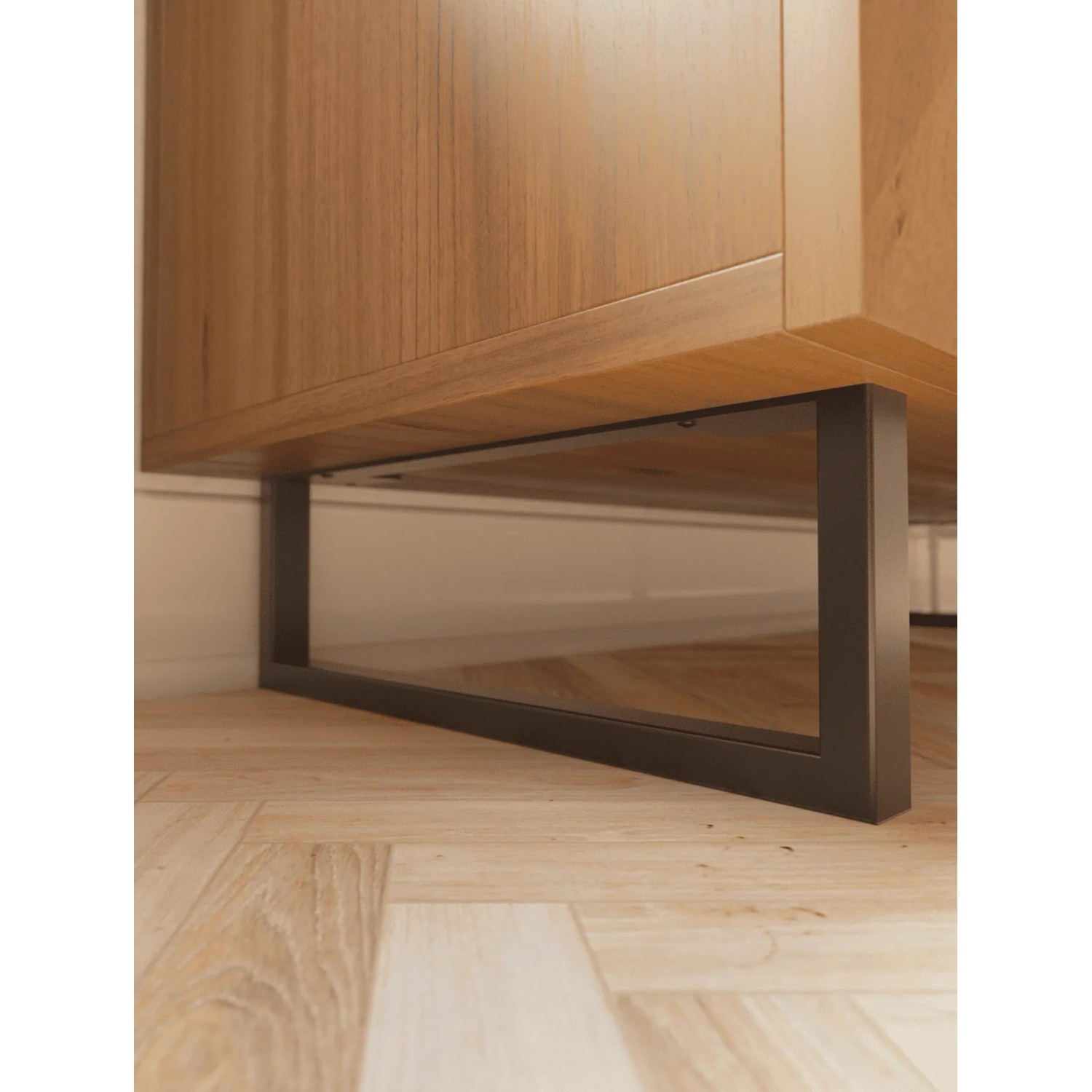 HEVVA Möbelfüße GRAZ, 2er Set, 15 cm hoch, schwarz, unter einem Holzmöbelstück.
