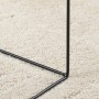 Beiger Kurzflor-Teppich OVIEDO aus weichem Polyester, Detailansicht der dichten Florfasern mit schwarzem Metallgestell.