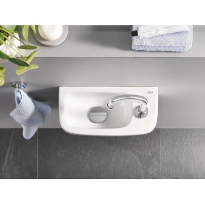 Grohe Kaltwasser-Standventil mit C-Auslauf und Mousseur in Chrom auf einem Waschbecken.