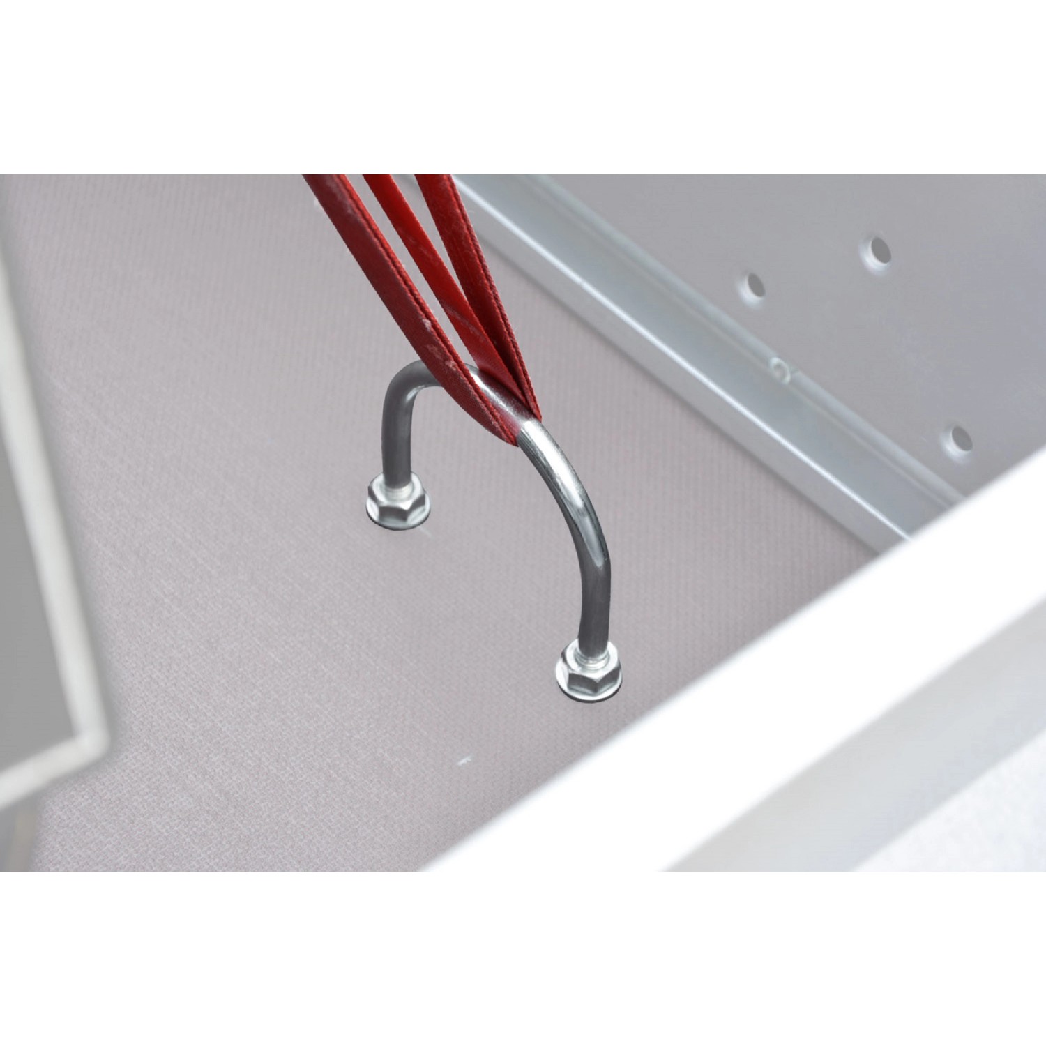 Detailaufnahme Stema Motorradtransportset: Haltebügel und Spanngurte im Anhänger.