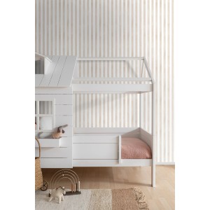 Beige-weiße Vliestapete mit Streifenmuster im Kinderzimmer, neben einem weißen Holzbett.