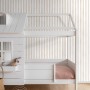 Beige-weiße Vliestapete mit Streifenmuster im Kinderzimmer, neben einem weißen Holzbett.