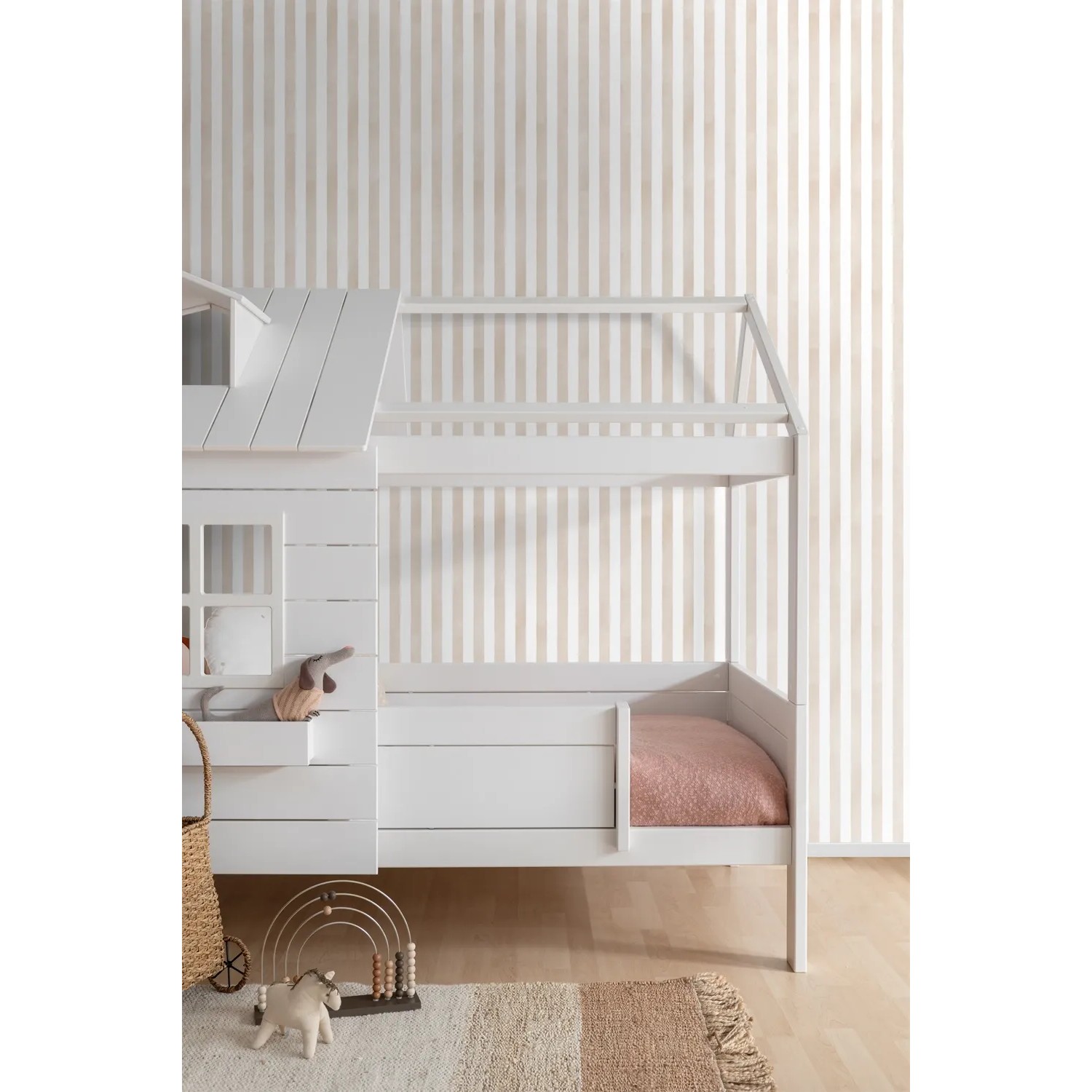 Beige-weiße Vliestapete mit Streifenmuster im Kinderzimmer, neben einem weißen Holzbett.