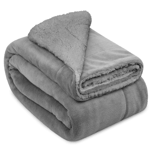 Hellgraue Beautissu Alina Kuscheldecke (150x200cm) mit Lammfelloptik, gefaltet.