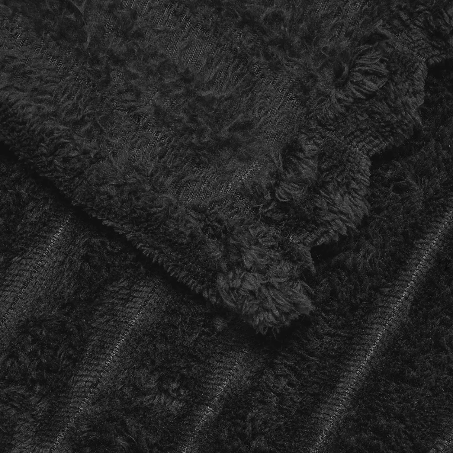 Schwarze vidaXL Überwurfdecke (270x240cm) aus weichem Fleece, Detailansicht.