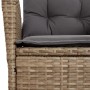 Nahaufnahme eines beigen Poly Rattan Gartensessels mit grauen, gepolsterten Kissen. Verstellbarer Gartenstuhl.