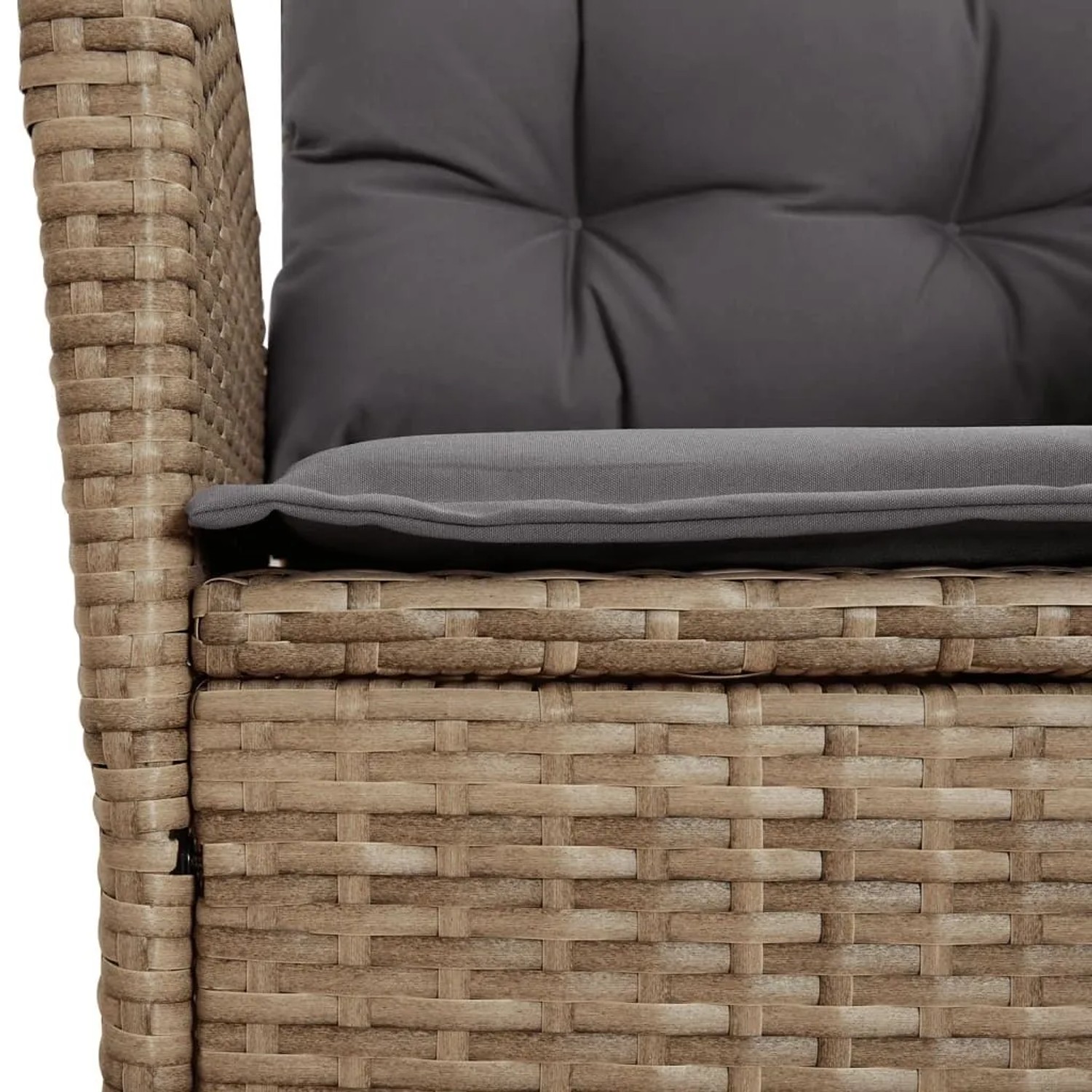 Nahaufnahme eines beigen Poly Rattan Gartensessels mit grauen, gepolsterten Kissen. Verstellbarer Gartenstuhl.