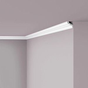 Weiße NOEL & MARQUET Eckleiste NOMASTYL F (2 m) an Wand und Decke.