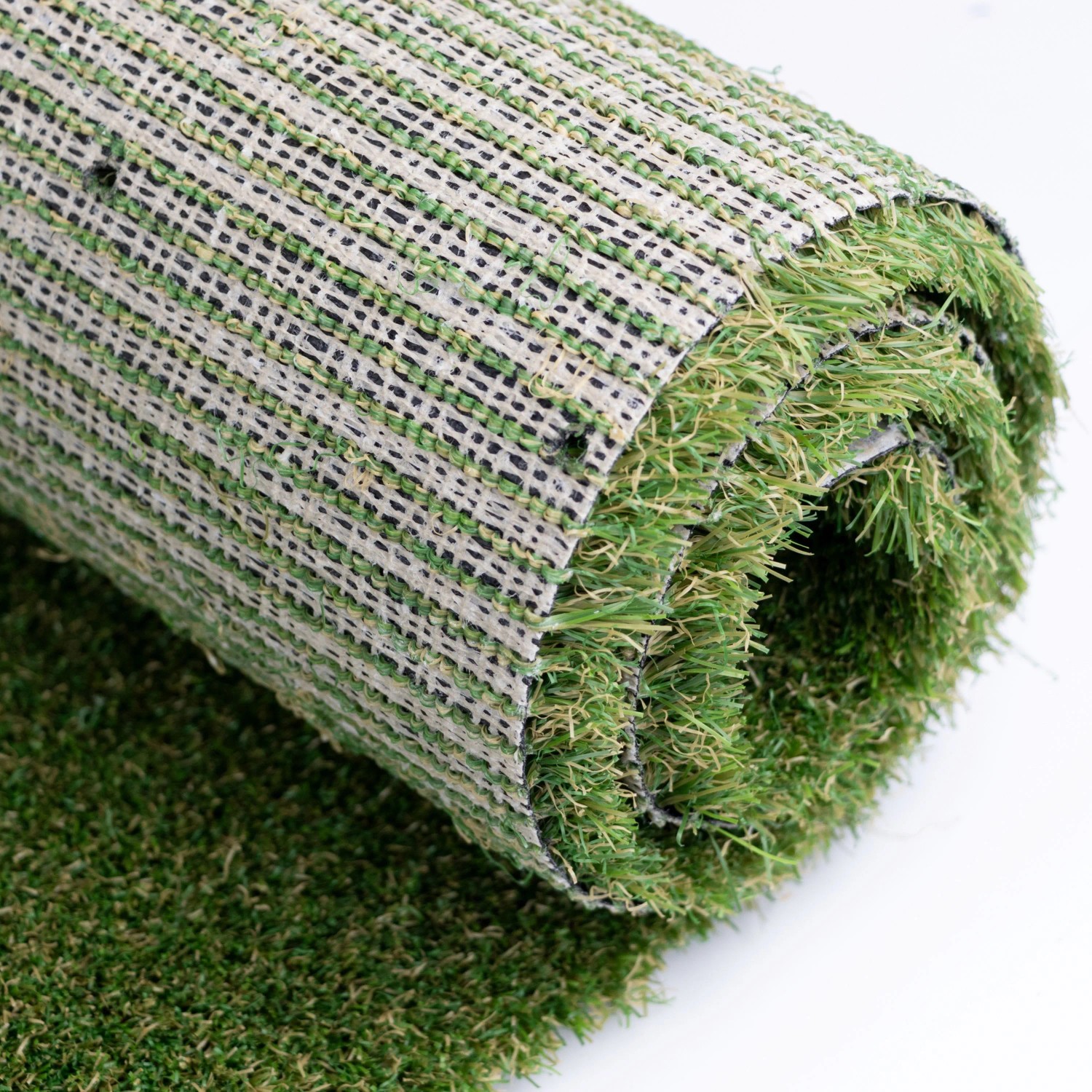 Gerollter Kunstrasen Miami: Dichter, grüner Rasenteppich für Balkon und Garten.