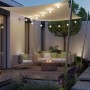 Paulmann LED-Lichterkette Naima Plug & Shine Basisset mit 6 warmweißen Lichtkugeln, dekoriert eine Terrasse unter Sonnensegel.