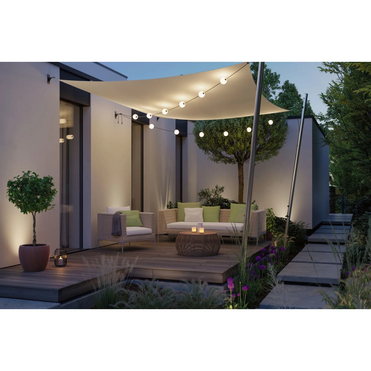 Paulmann LED-Lichterkette Naima Plug & Shine Basisset mit 6 warmweißen Lichtkugeln, dekoriert eine Terrasse unter Sonnensegel.