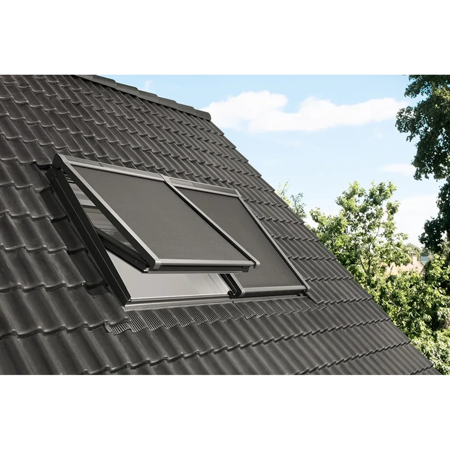 Velux Solar Markise MSL UK04, schwarzes Dachfenster-Rollo für Hitzeschutz und Verdunkelung.