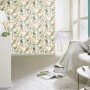 Wohnraum mit Rasch Vliestapete Florentine III 485134, Blumenmuster in Weiß, Braun und Grün.