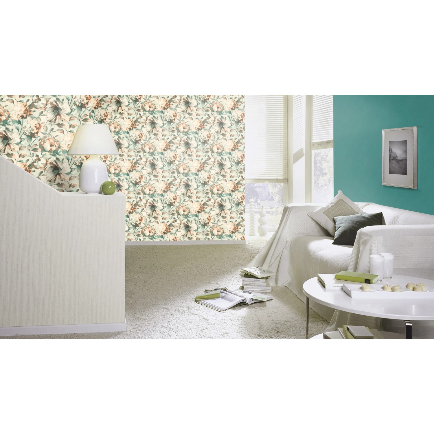 Wohnraum mit Rasch Vliestapete Florentine III 485134, Blumenmuster in Weiß, Braun und Grün.