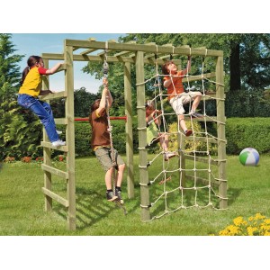 T&J Spielanlage Ben aus Kreuzholz mit Kletternetz, Seil, Leiter und Reckstange im Garten mit spielenden Kindern.