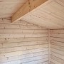 Innenansicht Weka Gartenhaus Killarney: Holzdecke und Blockbohlenwand aus Fichtenholz.