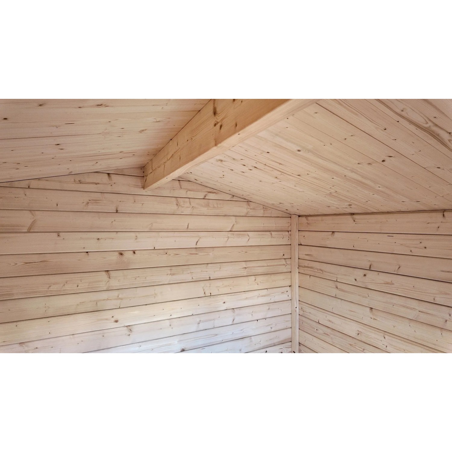 Innenansicht Weka Gartenhaus Killarney: Holzdecke und Blockbohlenwand aus Fichtenholz.